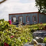 Nyaraló The Tin Shed *