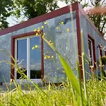 Nyaraló The Tin Shed *