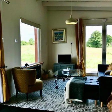 بيت للعطل The Tin Shed Tara